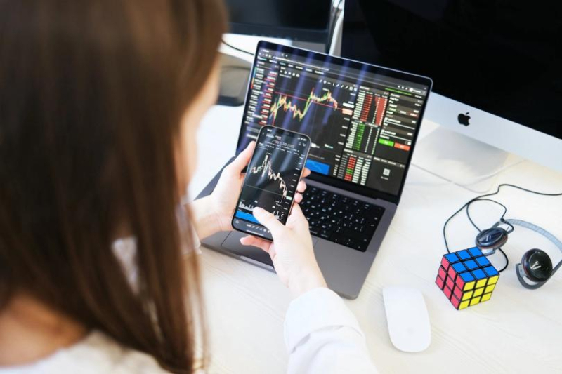 Bitcoin underperforms risk assets as record 9th day of ETF outflows signal waning demand